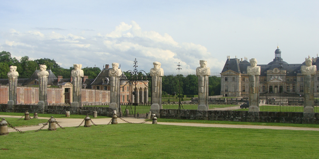 Restauration des huit termes de la Grande Grille finance par l'Association des Amis de Vaux-le-Vicomte